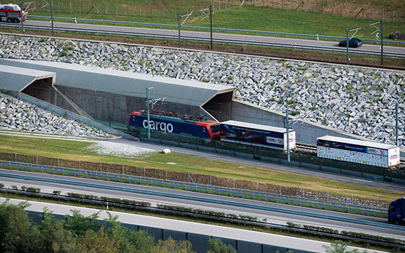 Güterzug bei der Einfahrt in den Gotthard-Basistunnel